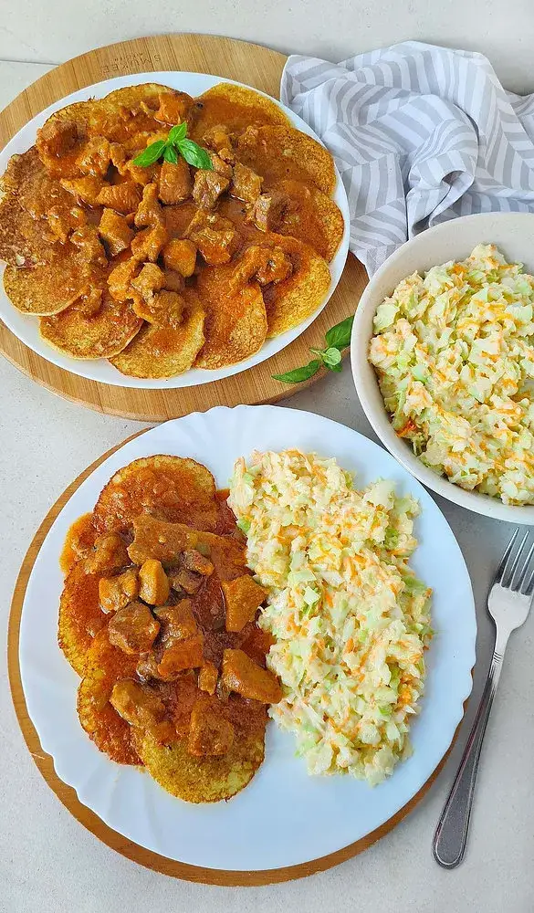 Zdjęcie Jakie surówki najlepiej pasują do placków po węgiersku, aby zachwycić?