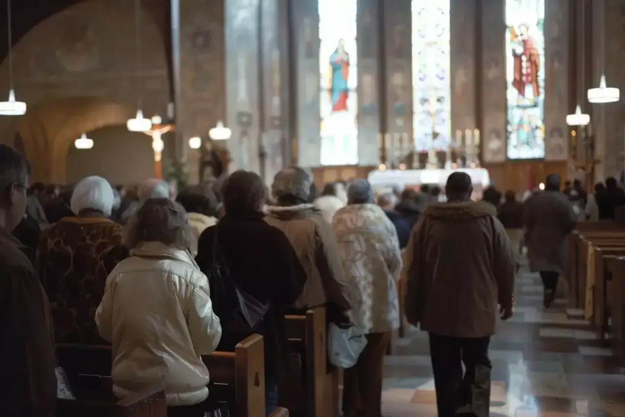 Zdjęcie Czy coraz mniej ludzi chodzi do kościoła? Statystyki i trendy frekwencji w Polsce