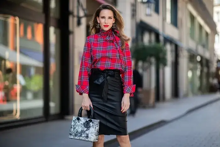 Zdjęcie Jaką bluzkę wybrać do skórzanej spódnicy, aby wyglądać stylowo?