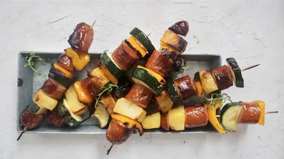 Zdjęcie Jak zrobić szaszłyki z kiełbasy – proste przepisy na pyszne danie