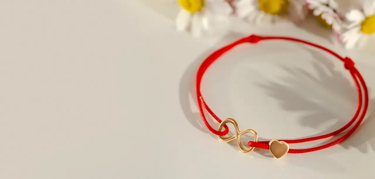 Zdjęcie Co oznacza czerwona nitka? Modny amulet czy zabobon? Badamy