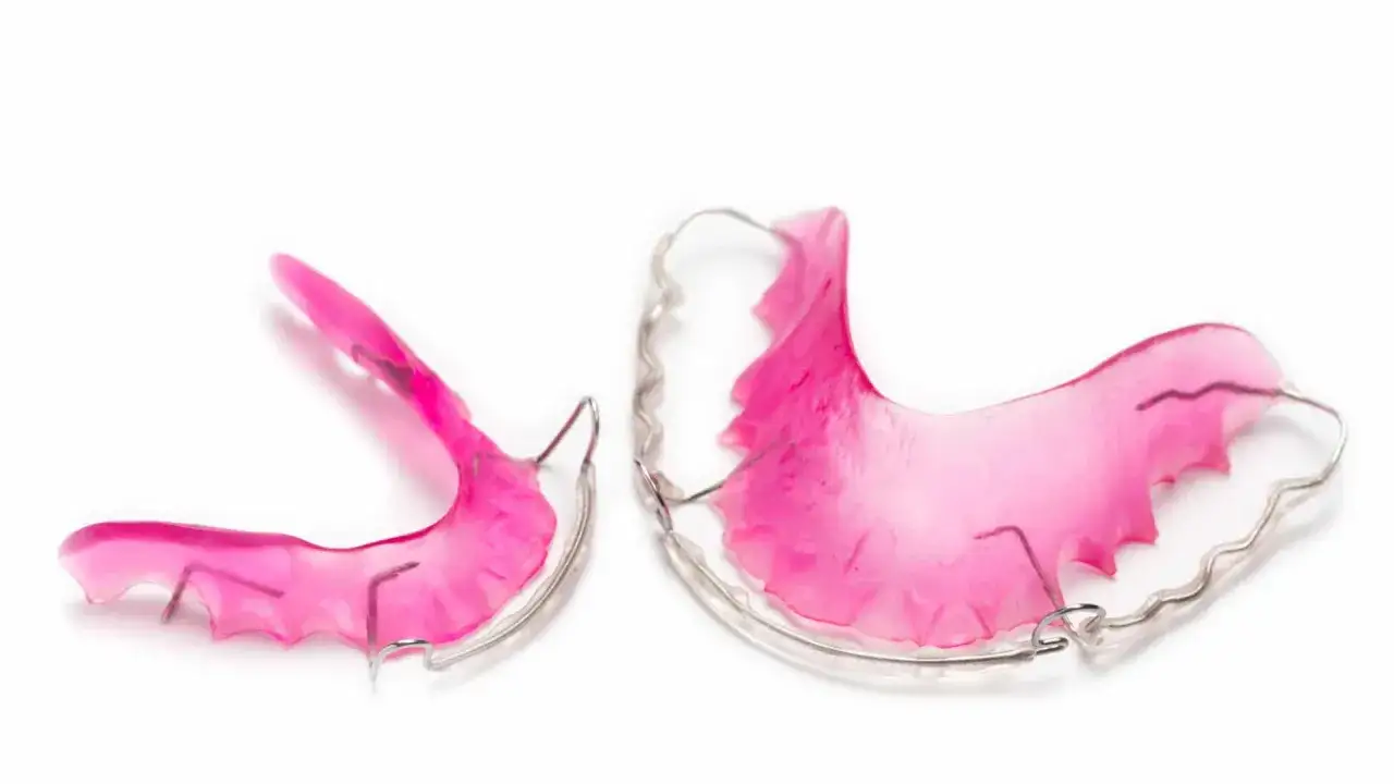 Zdjęcie Jak czyścić aparat retencyjny, aby uniknąć problemów z higieną jamy ustnej