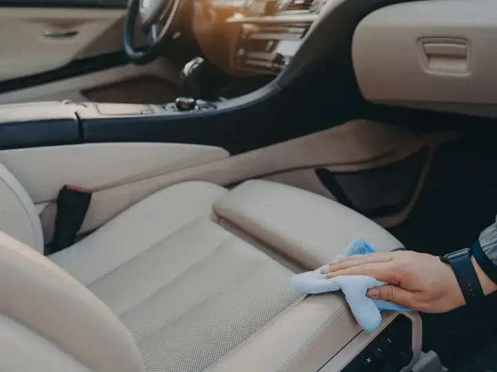 Zdjęcie Jak wyczyścić siedzenia w samochodzie, by uniknąć plam i zniszczeń