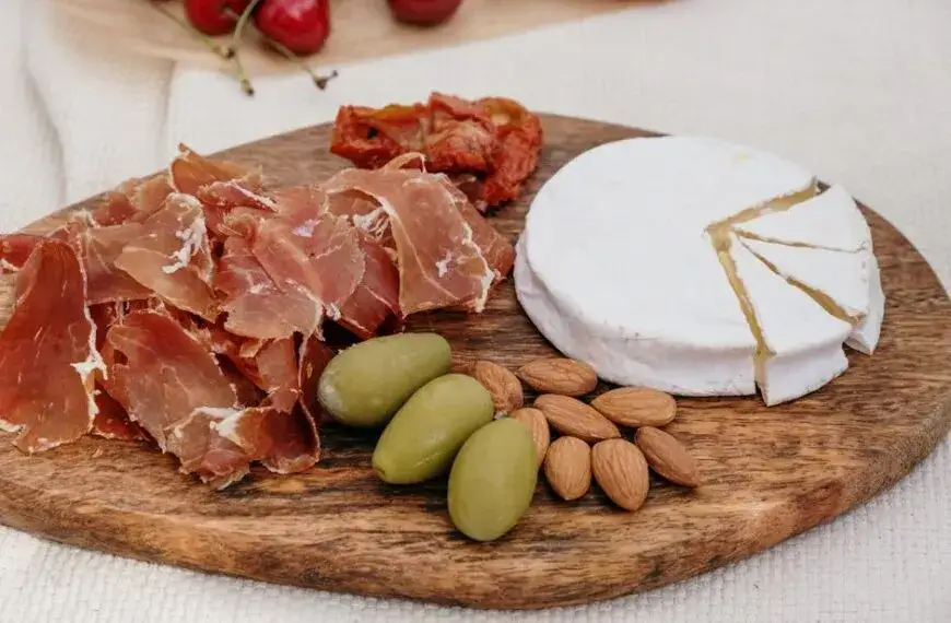 Zdjęcie Czy pies może jeść ser camembert? Bezpieczne porady dla właścicieli psów