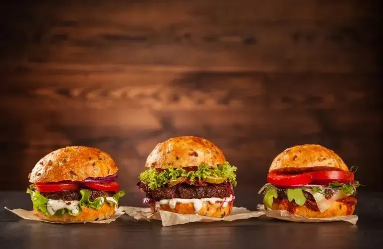 Zdjęcie Ile kalorii ma hamburger? Zaskakujące fakty o jego zawartości