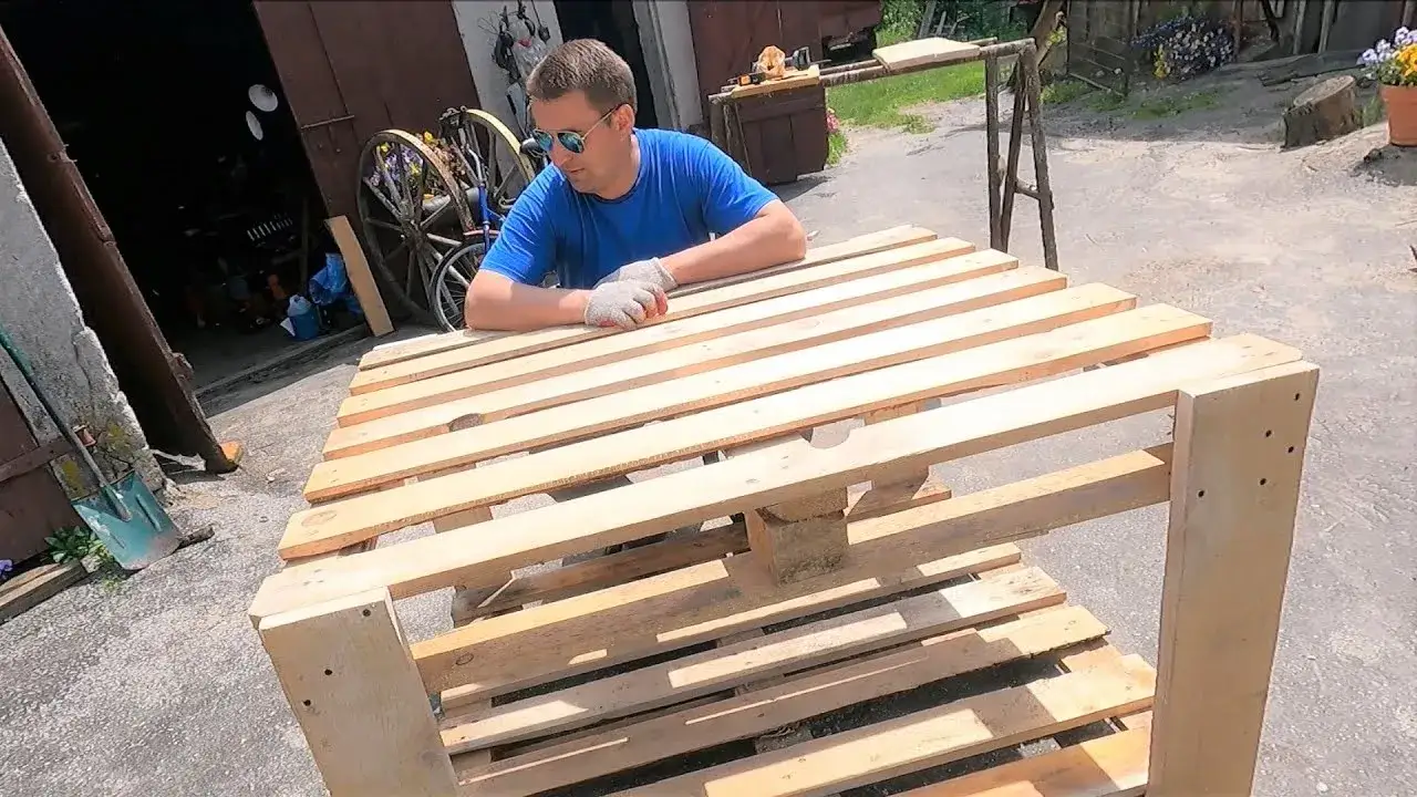 Zdjęcie Jak zrobić duży stół z palet – proste kroki do wyjątkowego mebla