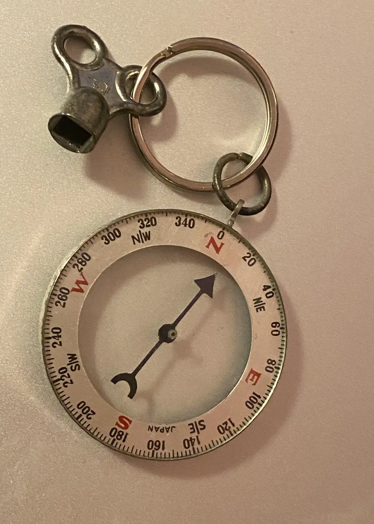 Zdjęcie Jaki kierunek wskazuje igła magnetyczna kompasu i jak go wykorzystać?