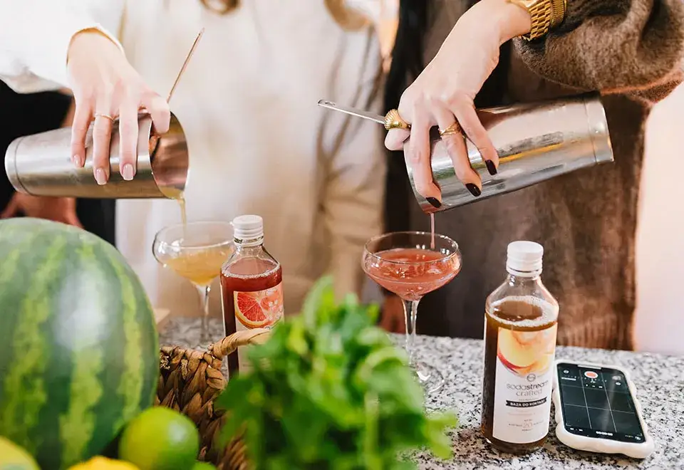 Zdjęcie Kto robi drinki? Poznaj rolę barmana i jego tajniki przygotowania