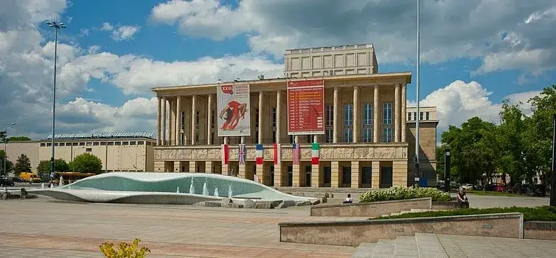 Zdjęcie Teatry w Łodzi: Odkryj najlepsze spektakle i ich lokalizacje