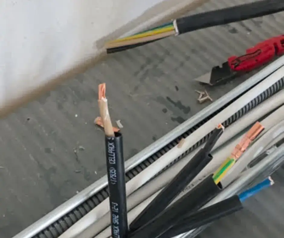 Zdjęcie Jak zwijać kable, aby uniknąć uszkodzeń i plątania? Sprawdź skuteczne metody