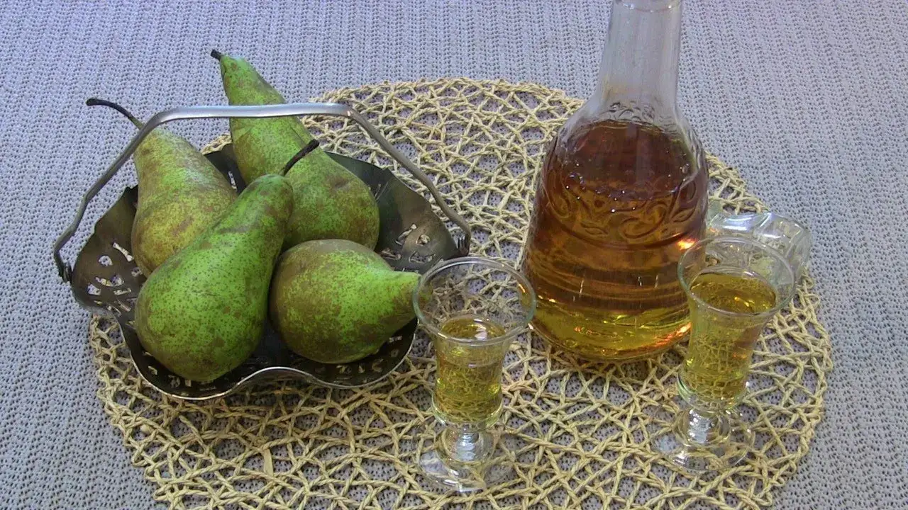 Zdjęcie Jak zrobić nalewkę z gruszki - proste przepisy i najczęstsze błędy