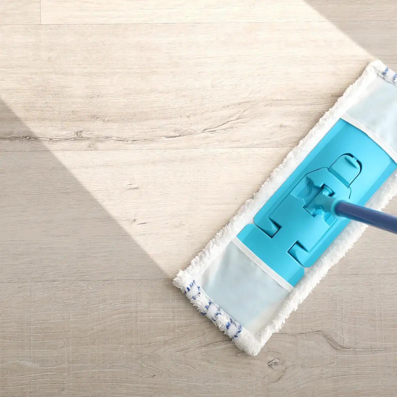 Zdjęcie Czym myć kafelki podłogowe, aby uniknąć zarysowań i smug?