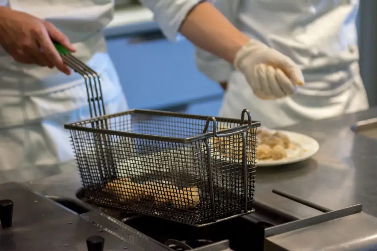 Zdjęcie W jakiej temperaturze smażyć frytki, aby były idealnie chrupkie?