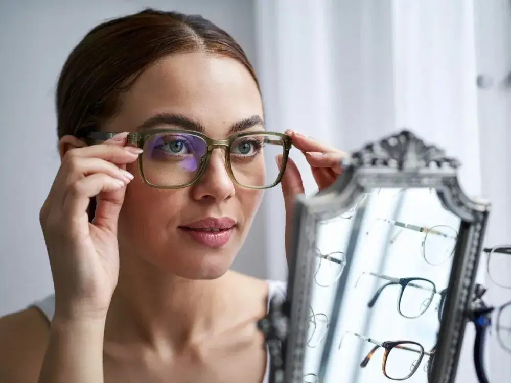 Zdjęcie Dla kogo są brązowe oprawki: poradnik doboru do typu urody i twarzy