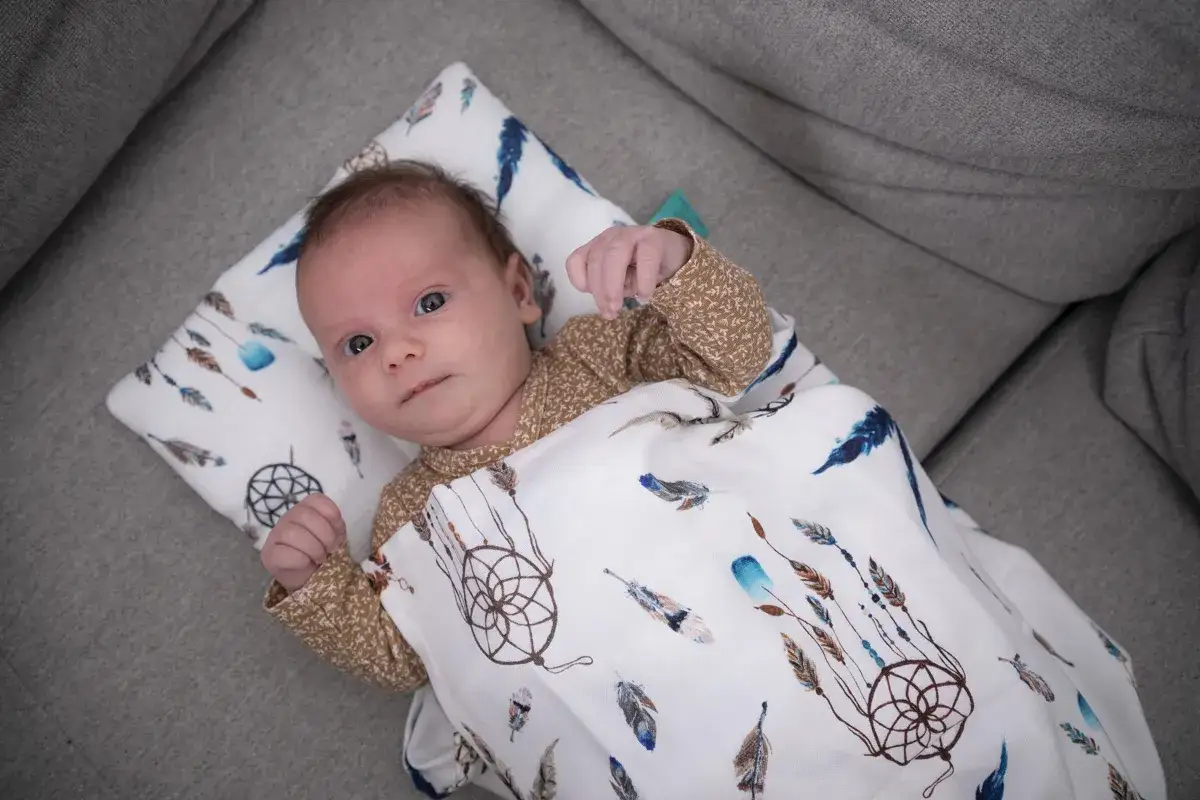 Zdjęcie Jaka poduszka dla niemowlaka? Bezpieczne wybory dla zdrowego snu