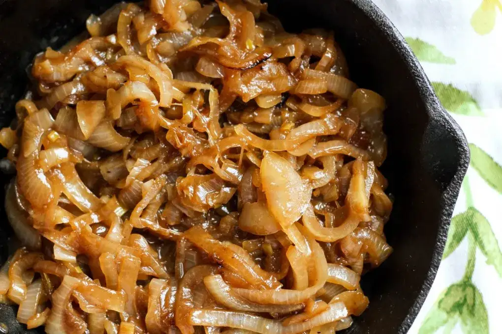 Zdjęcie Jak karmelizować cebulę na patelni, aby była słodka i aromatyczna