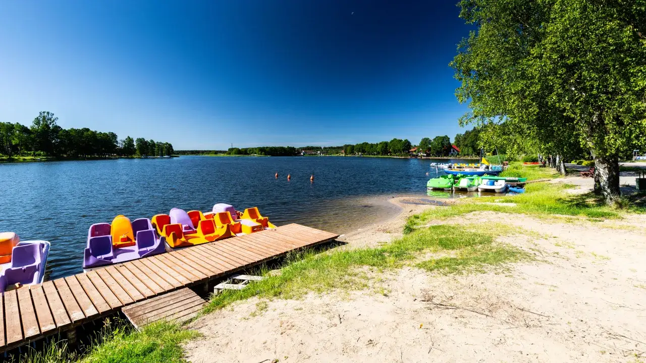 Zdjęcie Jezioro Karsińskie: raj dla wędkarzy i miłośników sportów wodnych