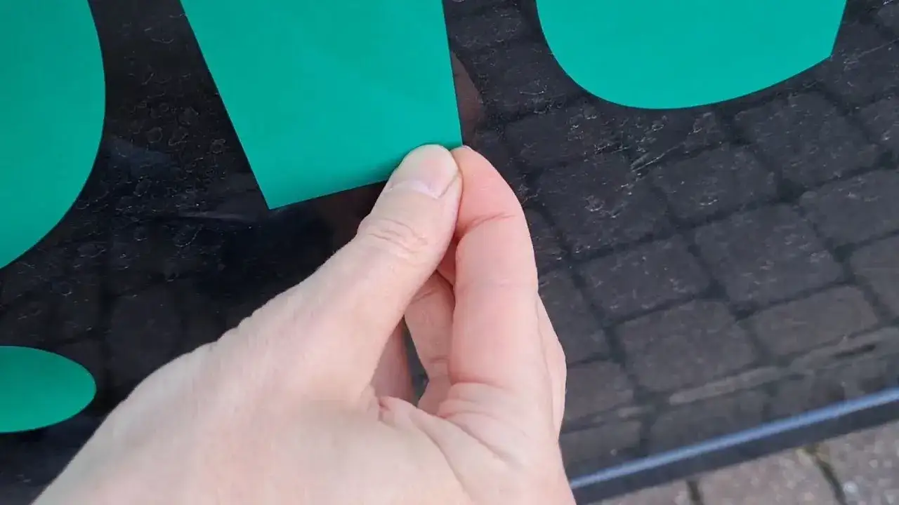 Zdjęcie Jak usunąć naklejki z karoserii samochodu bez uszkodzenia lakieru