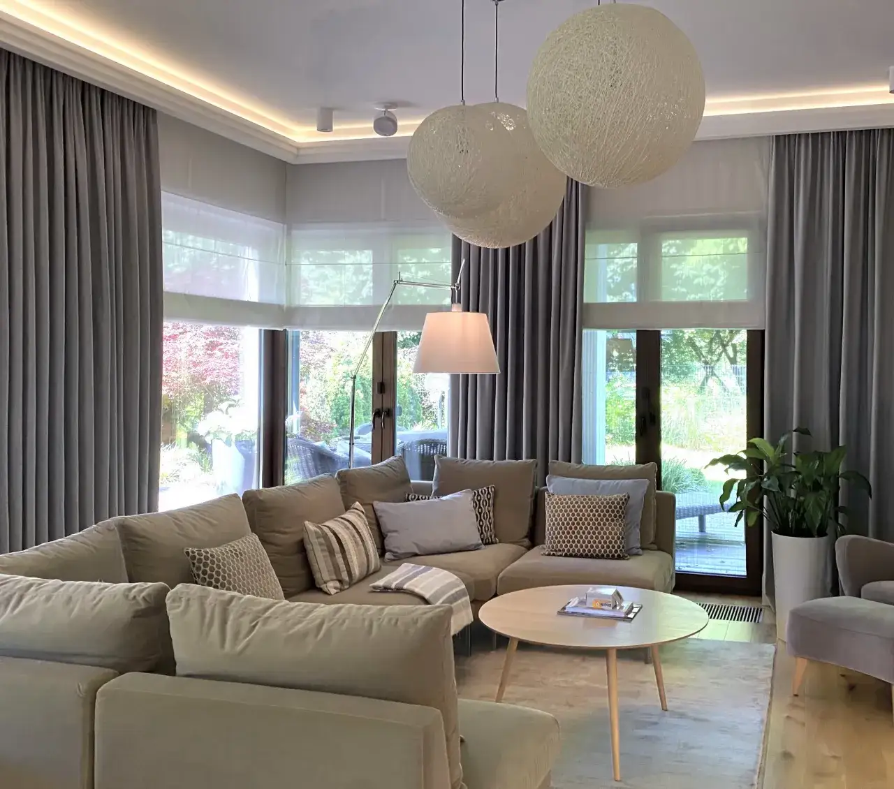 Zdjęcie Co na okna do nowoczesnego salonu? Idealne osłony, które zachwycą