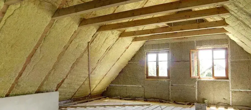 Zdjęcie Ile kosztuje położenie wełny na poddaszu? Poznaj ceny i porady