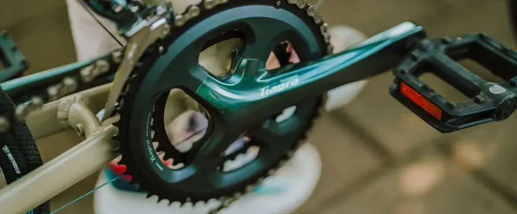 Zdjęcie Jak odkręcić pedały w rowerze - uniknij powszechnych błędów