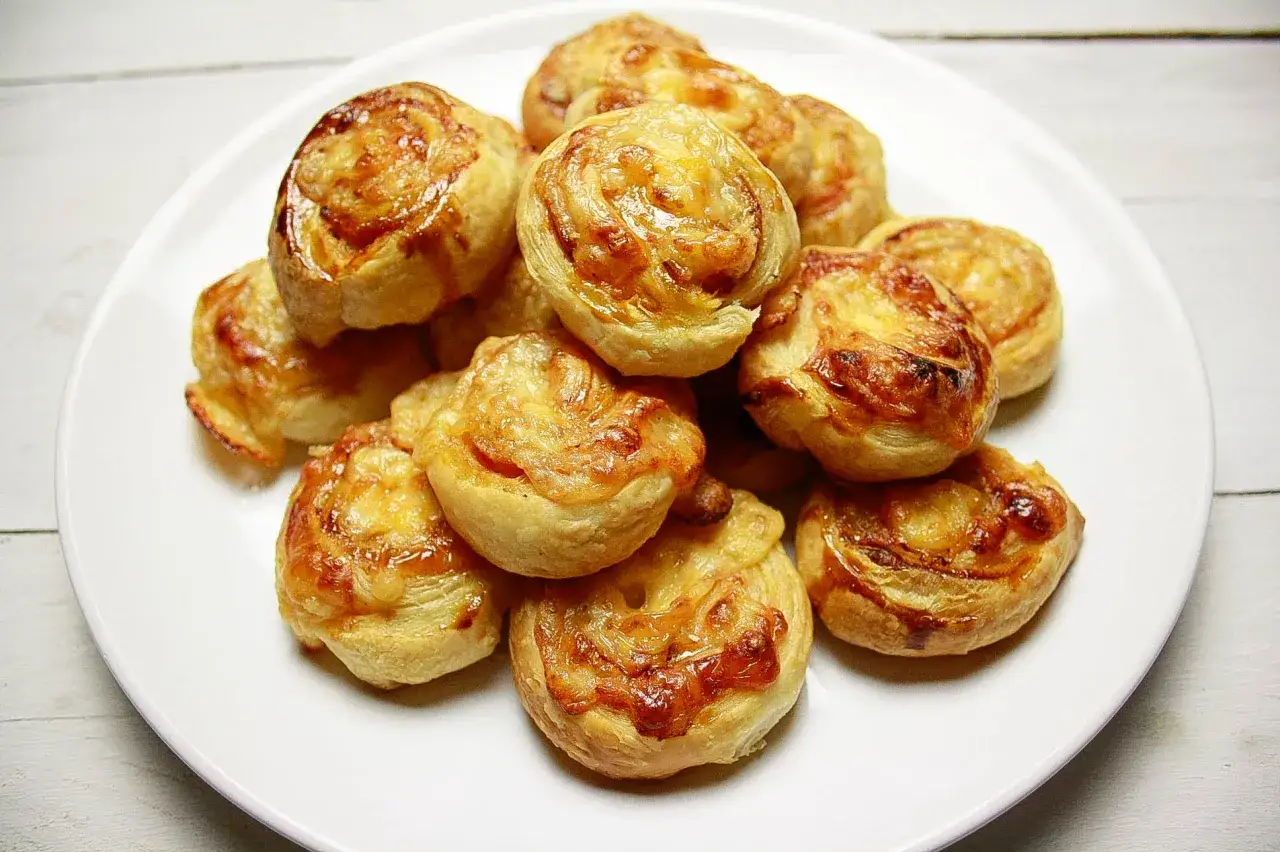 Zdjęcie Szybki przepis na pizzę z ciasta francuskiego, która zachwyci smakiem