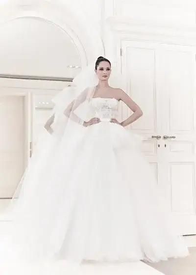 Zdjęcie Gdzie kupić suknie ślubne Zuhair Murad? Salony i ceny w Polsce