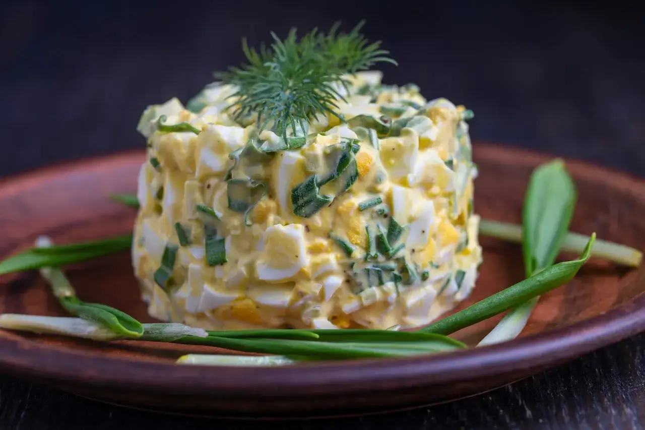 Zdjęcie Jak zrobić sałatkę jajeczną w 10 minut - proste przepisy i wskazówki