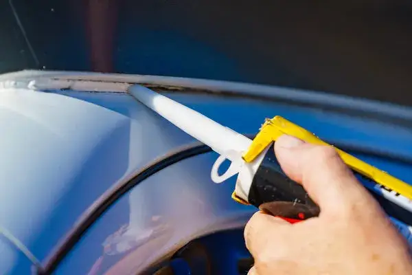 Zdjęcie Czym uszczelnić dach przyczepy kempingowej, aby uniknąć przecieków?