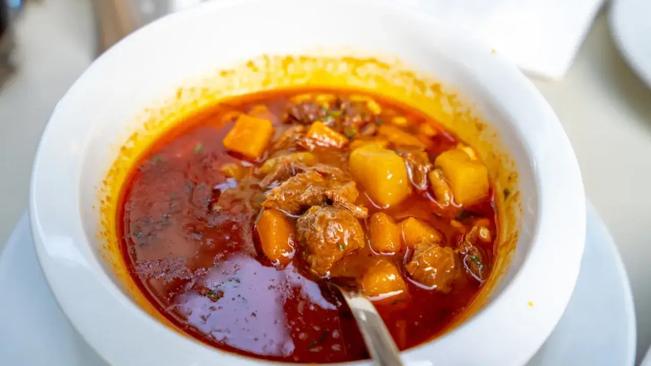 Zdjęcie Prosta zupa gulaszowa z wieprzowiny, którą zrobisz w 30 minut