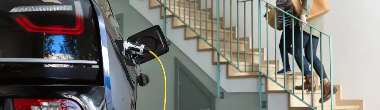 Zdjęcie Jak ładować samochód elektryczny w bloku bez zbędnych kosztów?