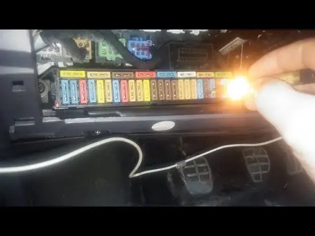 Zdjęcie Jak wygląda przepalony bezpiecznik w aucie? Oto objawy i porady