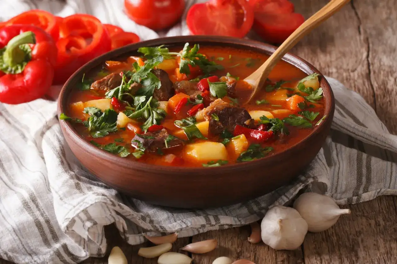 Zdjęcie Z jakiego mięsa robi się gulasz? Odkryj najlepsze rodzaje mięsa