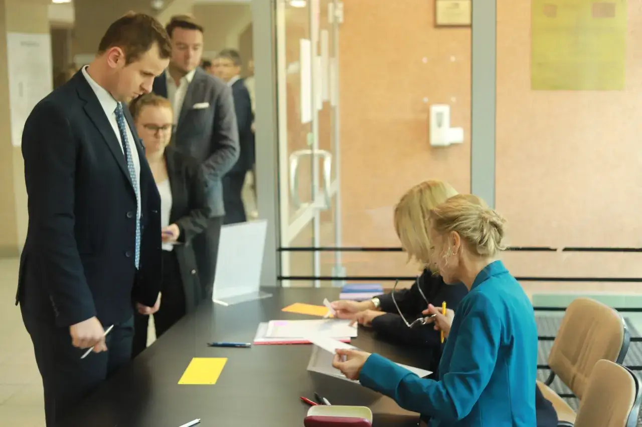 Zdjęcie Kiedy egzamin na aplikację? Kluczowe daty i przygotowanie do sukcesu