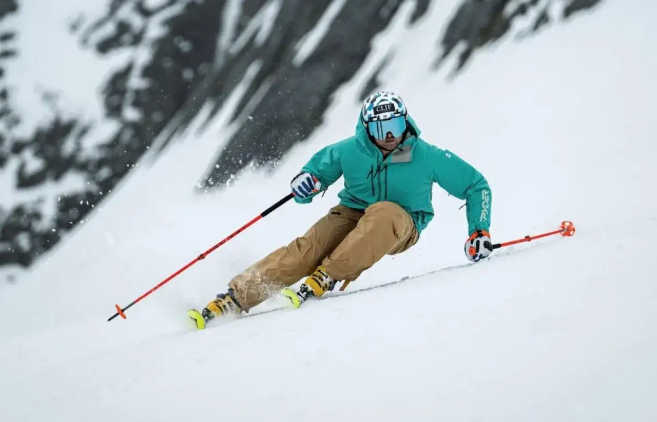 Zdjęcie Idealny zestaw na narty: jak wybrać najlepszy sprzęt dla siebie
