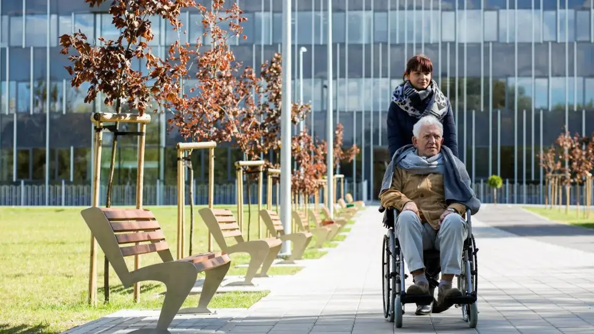 Zdjęcie Ile płacą za opiekę nad starszą osobą? Poznaj prawdziwe stawki