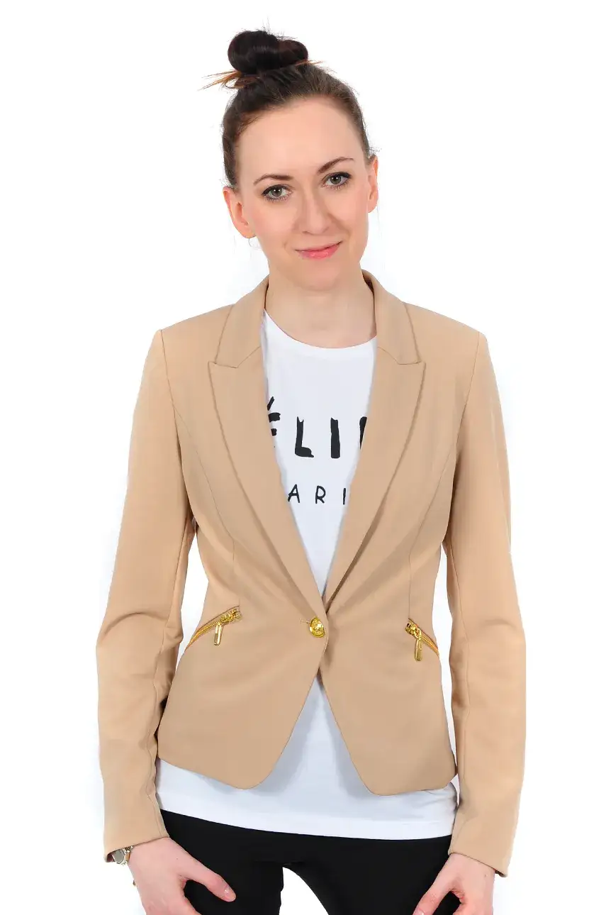 Zdjęcie Beżowy żakiet: 7 stylizacji na każdą okazję - inspiracje