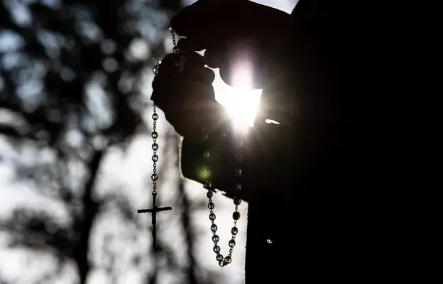 Zdjęcie Legenda o różańcu: tajemnice i znaczenie w tradycji katolickiej