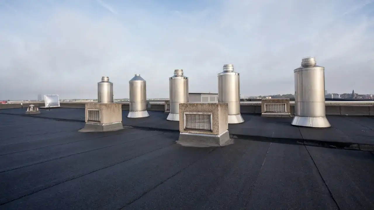 Zdjęcie Przeciekanie dachu przy kominie: skuteczne metody naprawy