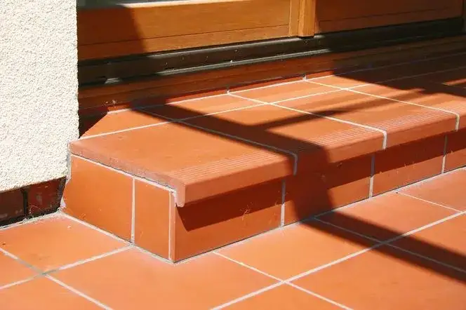 Zdjęcie Najlepsza fuga na taras – jak wybrać odpowiednią i uniknąć błędów