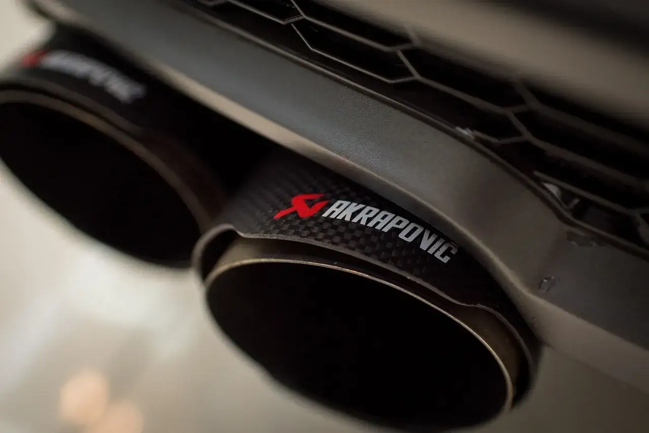 Zdjęcie Jak głośny może być wydech w Polsce? Normy, pomiary i konsekwencje prawne