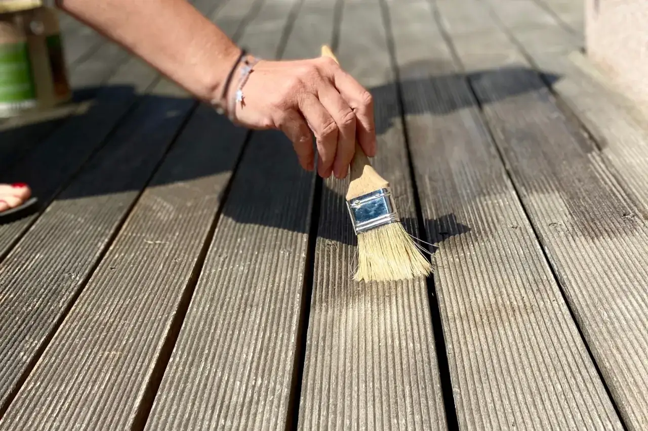 Zdjęcie Taras impregnat czy olej: co lepiej chroni drewno i przedłuża trwałość?