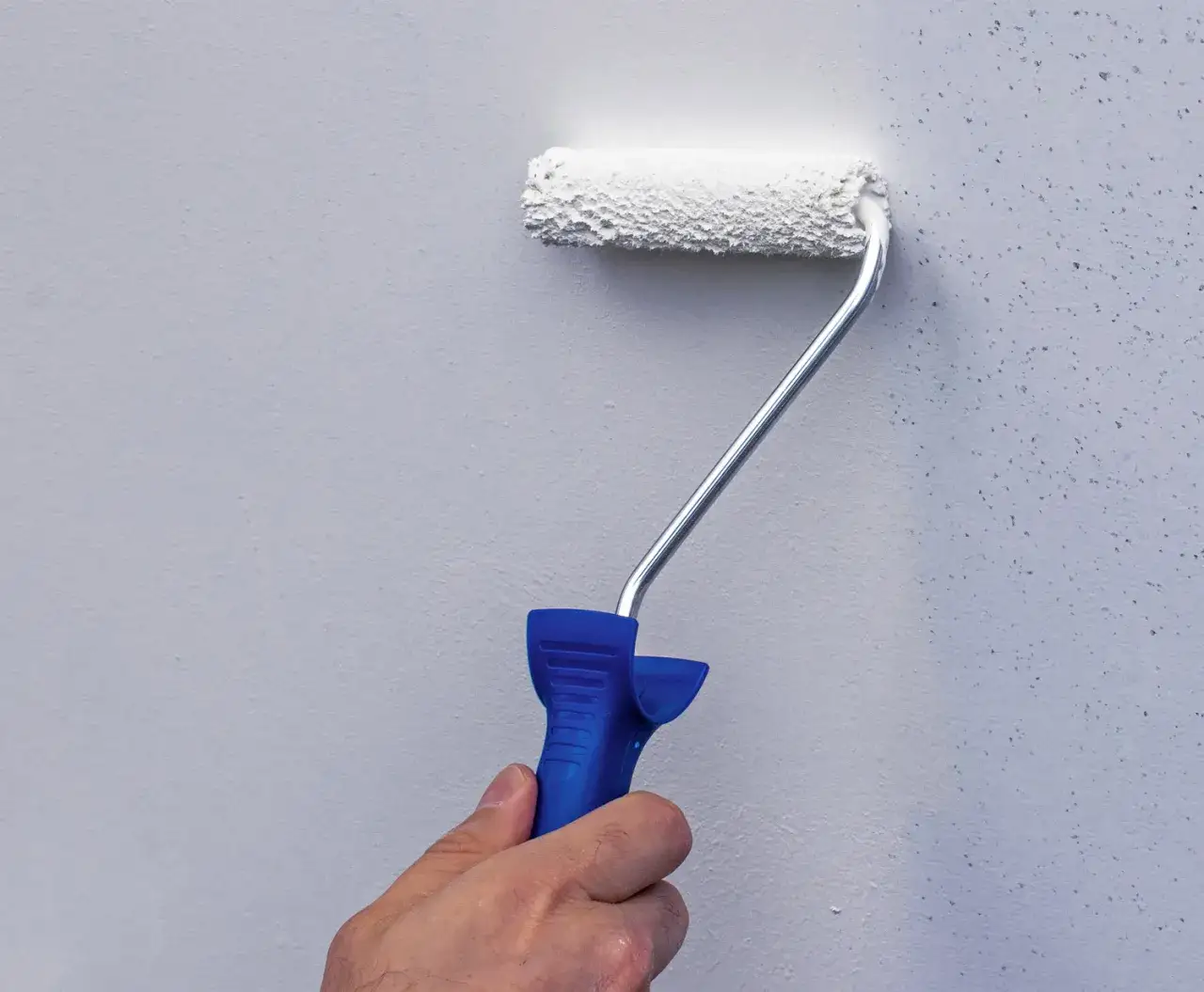 Zdjęcie Jaki wałek do malowania kafelek wybrać, aby uniknąć smug i zacieków?