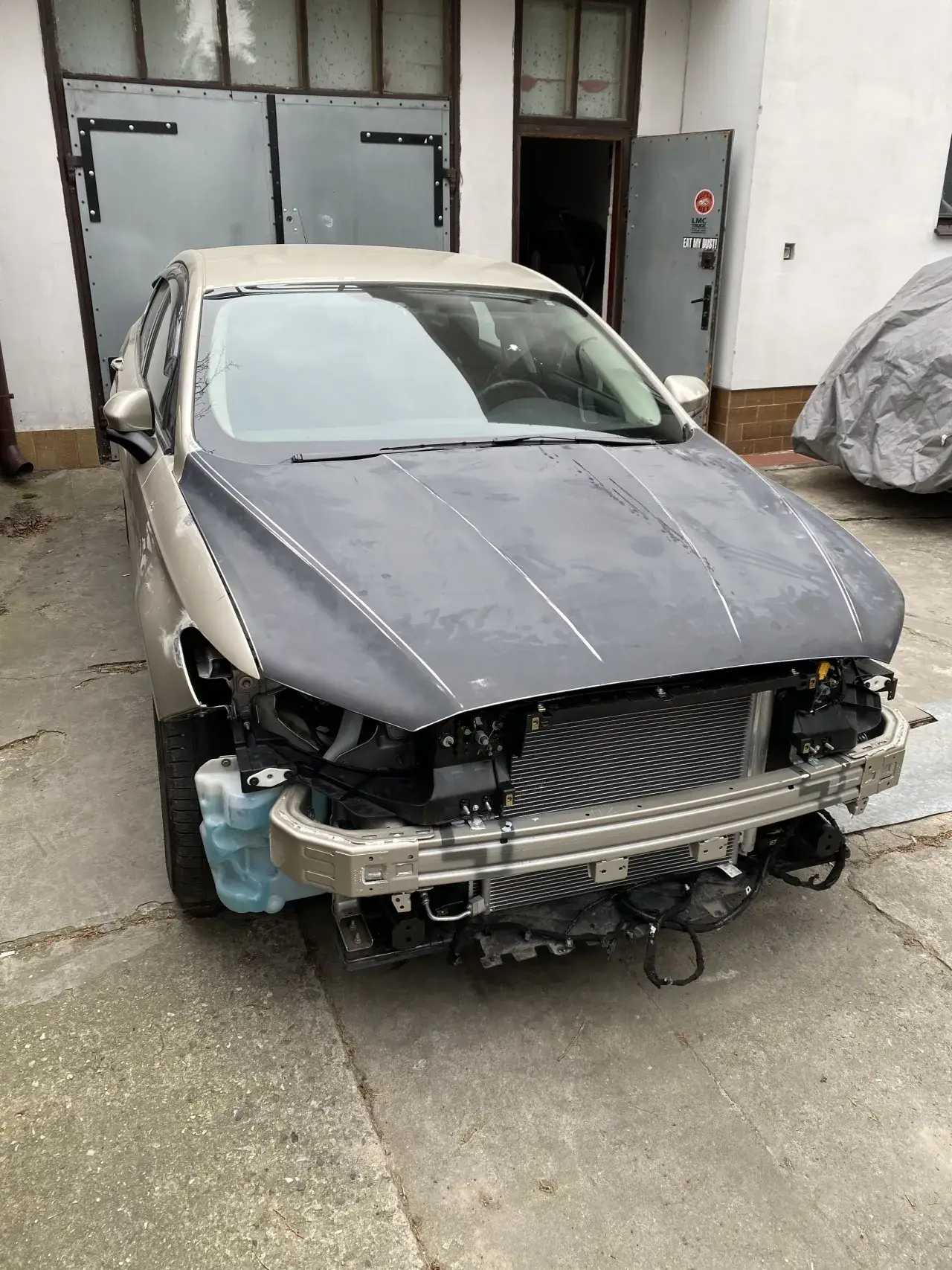 Zdjęcie Ile kosztuje malowanie maski samochodu? Sprawdź ceny i porady