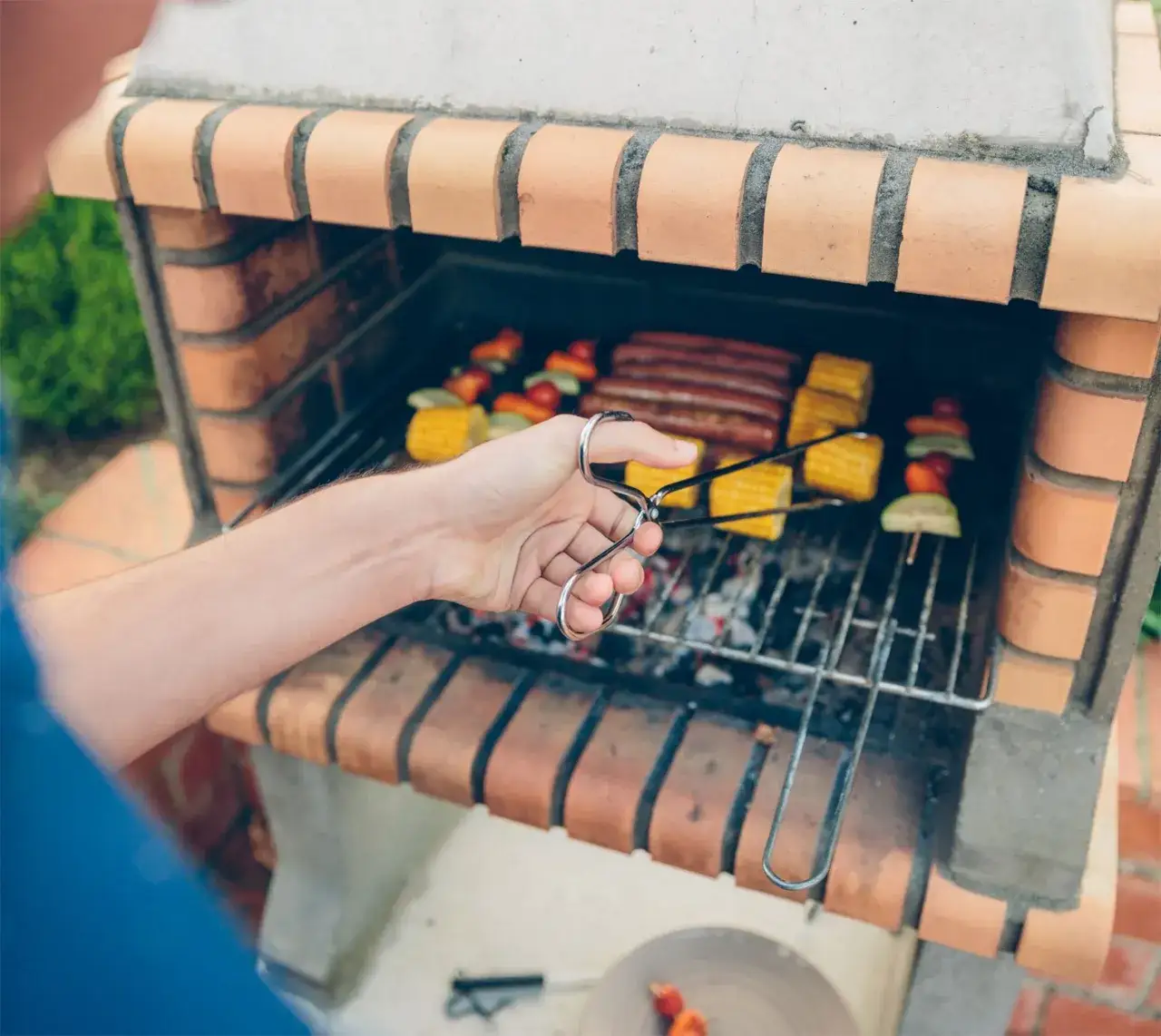 Zdjęcie Ile kosztuje budowa grilla ogrodowego? Sprawdź, jak zaoszczędzić