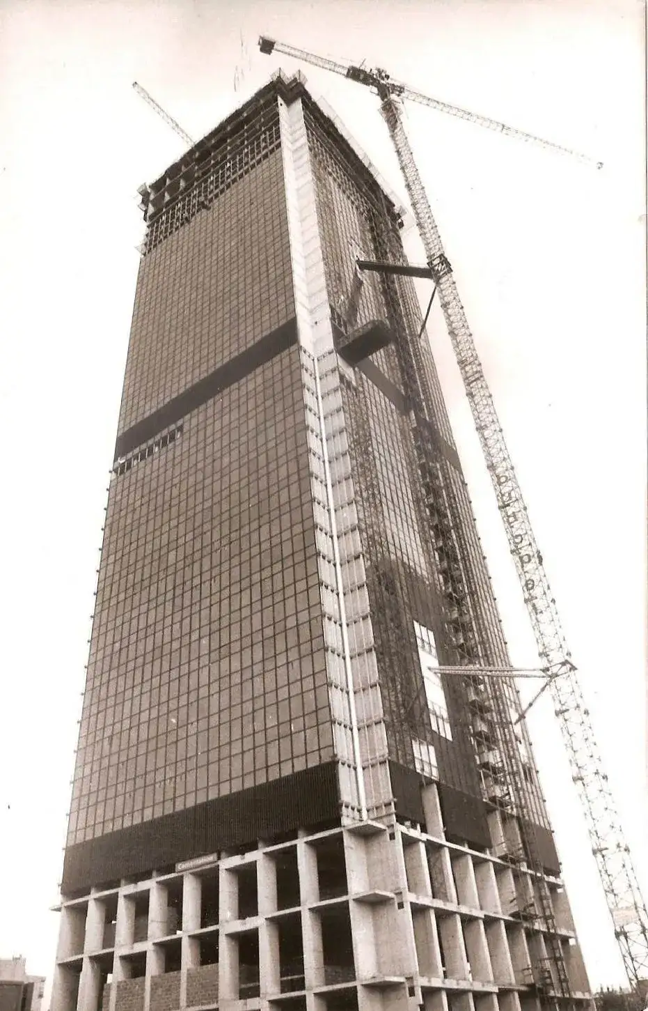 Zdjęcie Hotel Marriott w Warszawie: Kiedy powstał i jak zmieniał się przez lata