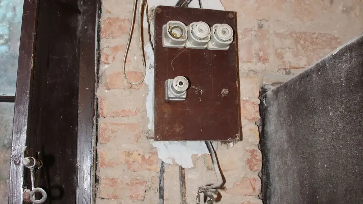 Zdjęcie Czy można zabudować skrzynkę elektryczną? Zasady i praktyczne porady