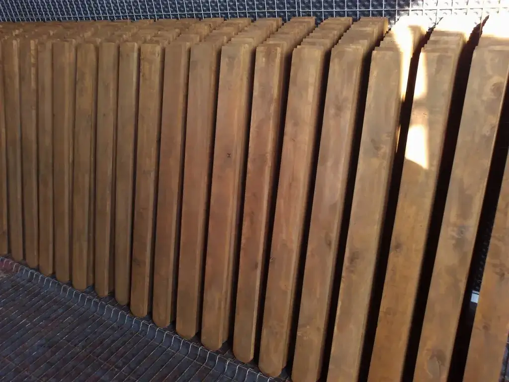 Zdjęcie Ile kosztuje malowanie płotu drewnianego? Poznaj najważniejsze czynniki wpływające na ceny