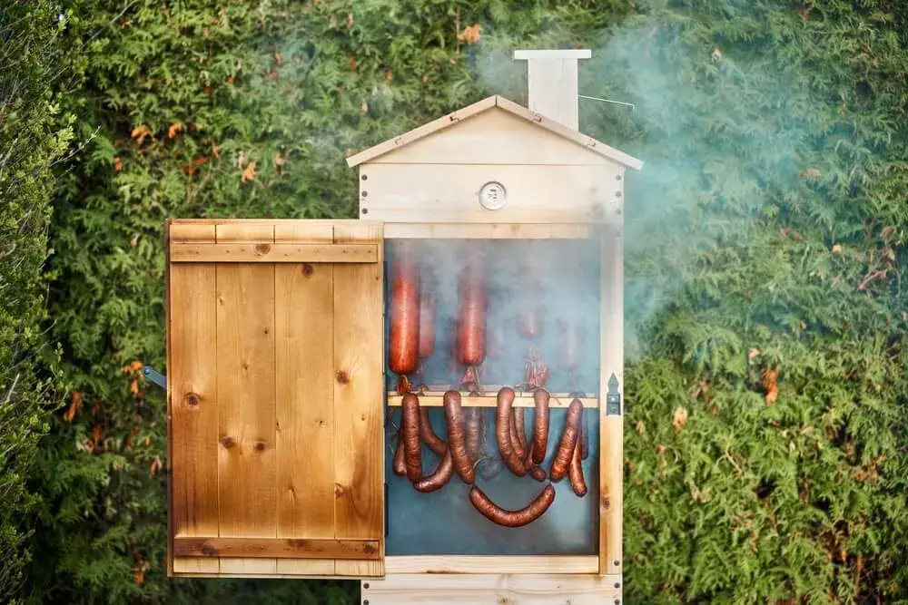 Zdjęcie Jak zbudować grill z wędzarnią, aby cieszyć się smakiem wędzenia