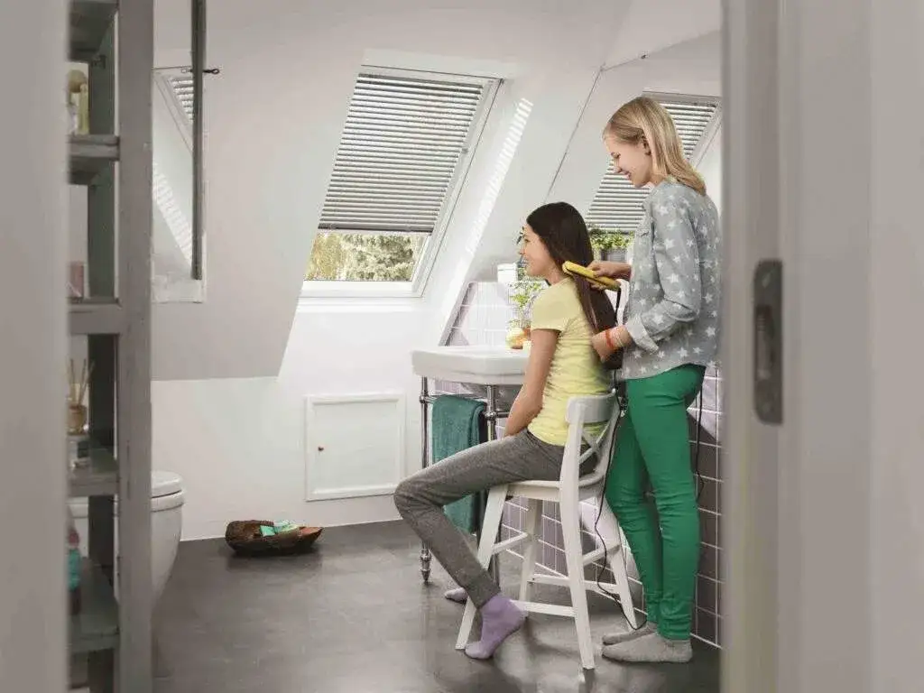 Zdjęcie Okno dachowe do łazienki drewniane czy plastikowe – co wybrać?